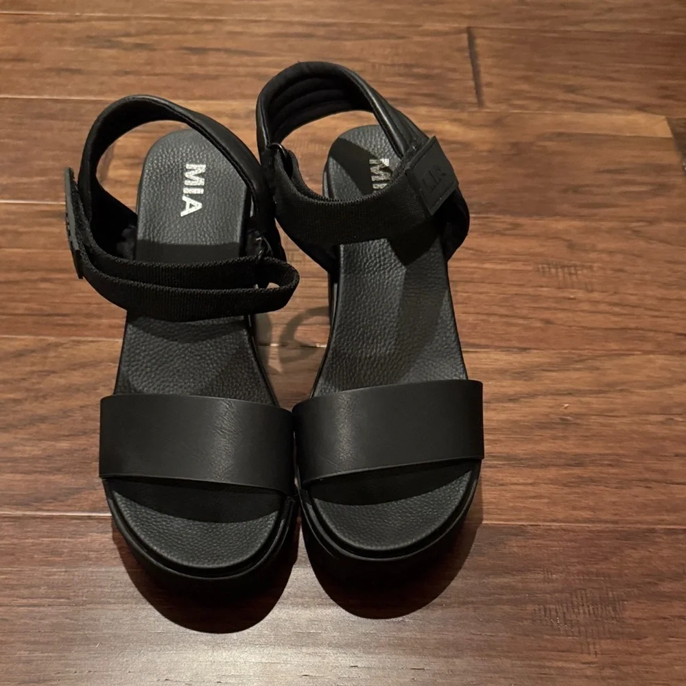 MIA Black Ivelisse Platform Sandals - Picture 3 of 5